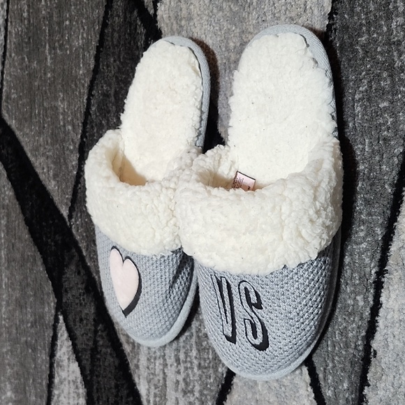 VICTORIA SECRET 2016 EMBROIDERED GRAY KNIT SHERPA LINED SLIPPERS MEDIUM - Picture 4 of 11